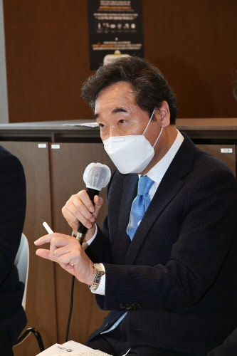 이낙연 민주당 대표가 28일 서울 구로구 경인로 한 피트니스센터에서 열린 코로나19 피해 지원을 위한 체육계 간담회에서 발언하고 있다. 국회사진기자단=연합뉴스